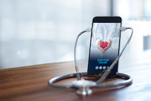 Bild på ett stetoskop och läkare på smartphone som ger medicinsk konsultation online